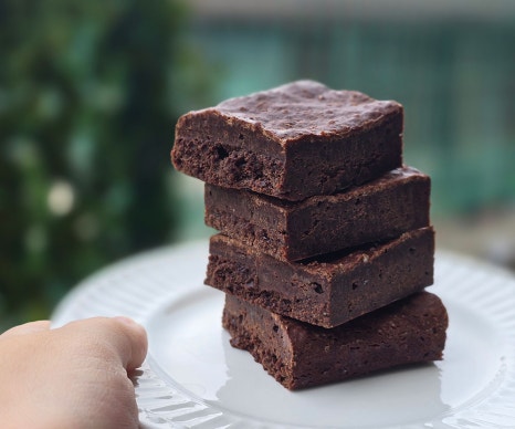 여러분 언더기는 디저트 맛집인 거 알고 계세요~? 착한 품목인 휘낭시에 말고도 커버춰 초콜릿을 넣어 만들어 찐하고 달달한 브라우니, 발효버터가 듬뿍 들어간 꾸덕꾸덕한 버터바, 여러 가지 맛별로 골라 먹는 맛이 있는 스쿱 쿠키 등 커피랑 먹으면 잘 어울리는 구움과자를 판매하고 있습니다.