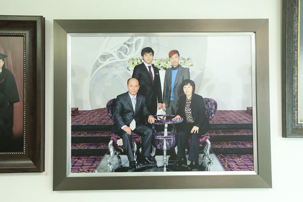 착한 품목 외에도 증명사진, 여권 사진, 가족사진 등 다양한 품목을 착한 가격에 판매하고 계십니다. 반명함이나 증명사진은 10-20분 내에 빠르게 받을 수 있다고 하니 급한 사진이 필요할 때 방문하시면 좋을 거 같아요. 이외에도 사진 복원 작업도 하신다고 하니 참고해 주세요.