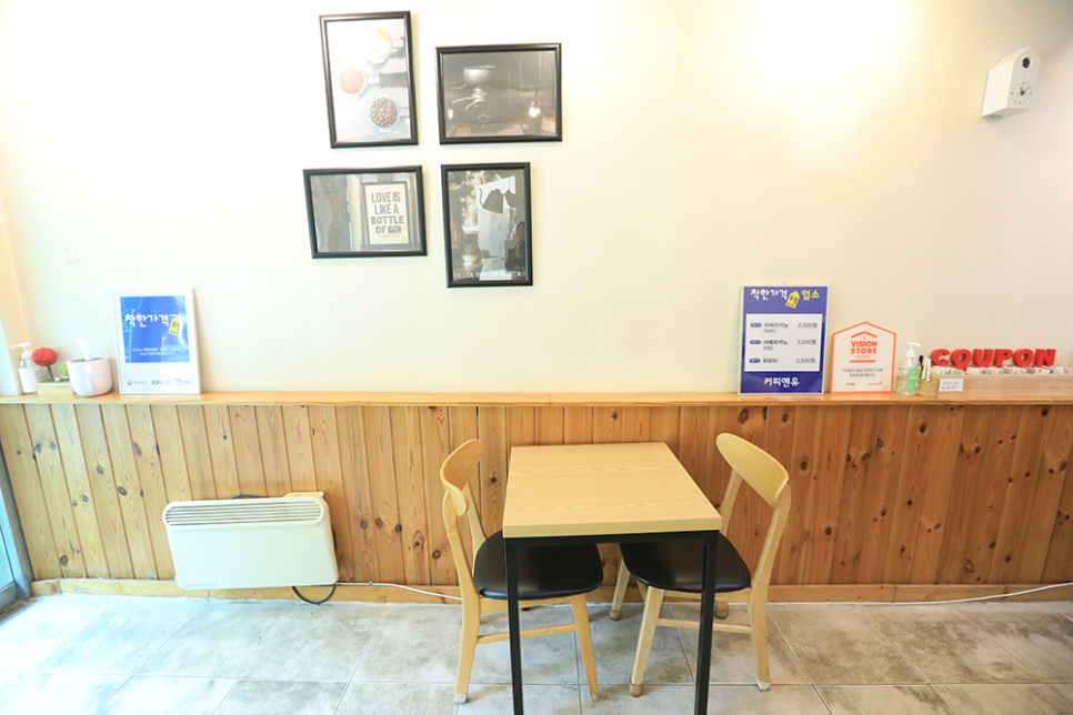 카페를 오랫동안 하셔서 커피를 잘 아는 사장님 부부가 운영하는 곳입니다. 아침 일찍 문을 열어, 따뜻한 미소와 향긋한 커피 향으로 하루를 시작하는 손님들을 반갑게 맞이합니다.