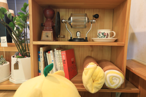 아기자기한 소품이 몇 가지 놓여있습니다. 테이크아웃 해서 드셔도 좋지만, 깔끔하고 차분한 분위기 속에서 커피 한 잔의 여유를 누리기 좋은 공간입니다. 