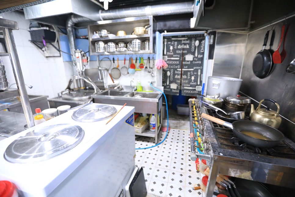 가게는 오픈 형태 주방 구조로 돼 있어 면을 뽑고 삶는 모습을 직접 볼 수 있다는 점이 신뢰감을 더해주는데요. 사장님 혼자 바삐 운영하고 계신 곳이지만, 늘 청결과 위생을 신경 써서 운영하려고 노력하십니다.