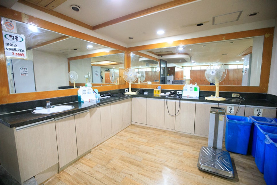오랜 동네 목욕탕에서 흔히 볼 수 있는 정겨운 풍경입니다. 간단히 손을 씻을 수 있는 세면대와 선풍기, 드라이기 등 머리를 말릴 수 있는 도구가 놓여있습니다.