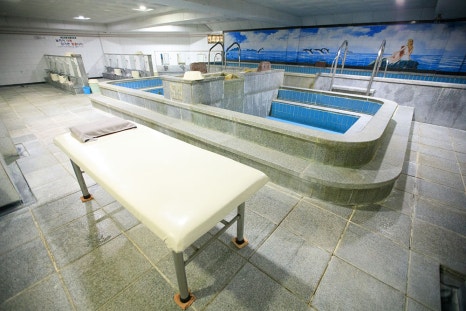 깨끗하고 따뜻한 탕에 들어가 앉아있으면 하루의 피로와 고민까지 함께 녹이는 느낌이 듭니다. 혼자 때 밀기 어려운 분들은 세신 서비스를 이용해 보세요~! 시원하게 묵은 때까지 밀어드려요 ^^