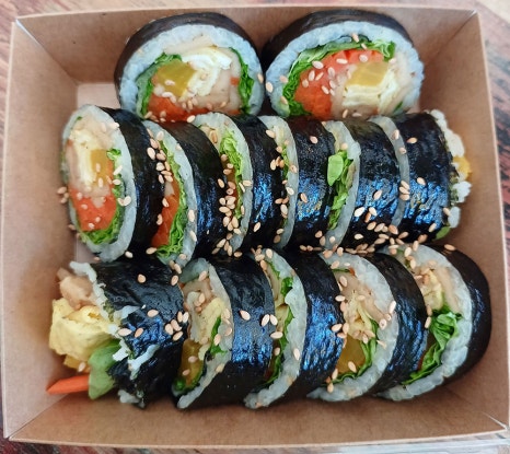 채소, 소시지, 빵 등 기본 재료로 맛있는 맛을 자랑하는 수제 핫도그부터, 3,000원이라는 착한 가격이 믿기지 않을 정도로 재료가 듬뿍듬뿍 들어간 김밥입니다. 카페인데 김밥이 맛있어서 단체 주문도 종종 들어온다고 해요.