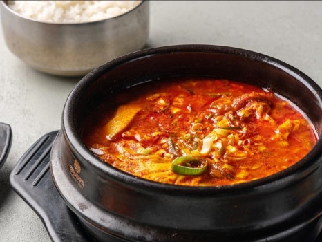 해물 된장찌개는 갖가지 재료가 들어간 특제 된장에, 사장님이 오키나와 음식점에서 영감을 받으셨다는 토마토를 넣고 거기에 신선한 해물을 넣어 만든 청년밥상만의 된장찌개랍니다. 해산물 특유의 시원하고 깊은 감칠맛과 된장이 어우러져요.