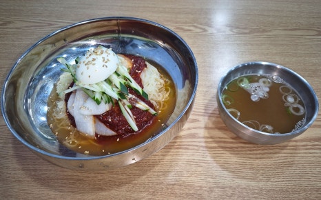 홍가네면집에서는 비빔국수, 비빔냉면, 콩국수도 인기가 많은데요. 특히 비빔 메뉴엔 과일, 채소 등 각종 재료로 만든 특제소스가 들어가 맛을 더 살리고 있어요. 콩국수도 냉면과 마찬가지로 사계절 동안 드실 수 있으니 올여름 콩국수 못 드신 분들은 드셔보세요^^