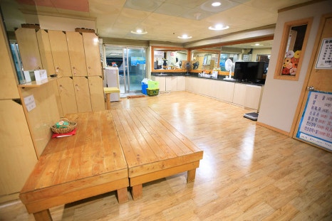 여탕 탈의실 내부도 남탕 탈의실처럼 깔끔한 상태를 유지하고 있는 모습입니다. 여탕에는 피부 관리실이 있어 마사지나 경락 등 관리를 받을 수 있어요.