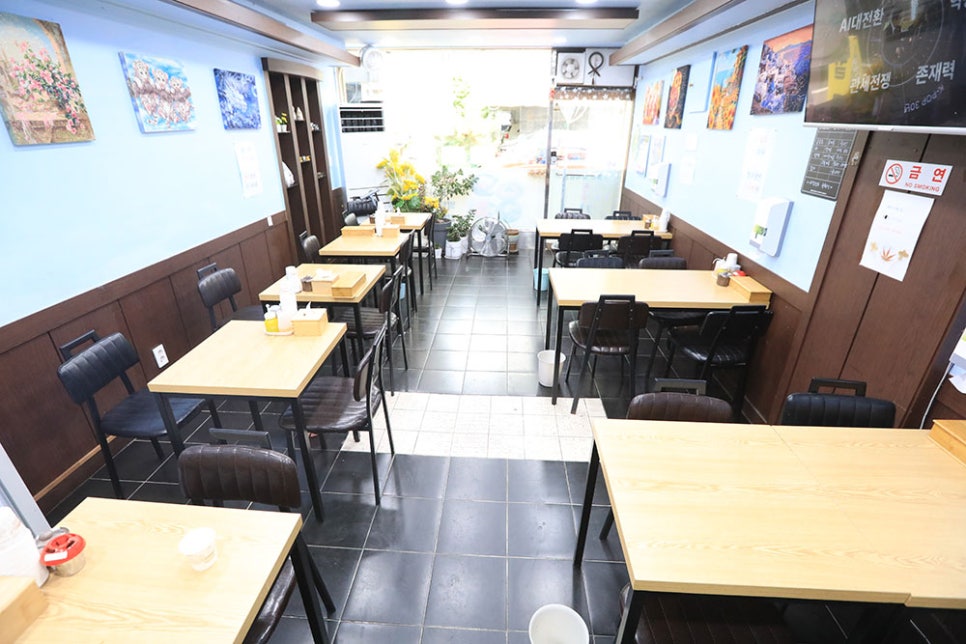 밝은 조명과 나무 테이블이 놓여 있는 가게 내부엔 약 20명의 인원을 수용할 수 있는 좌석이 마련돼 있습니다. 