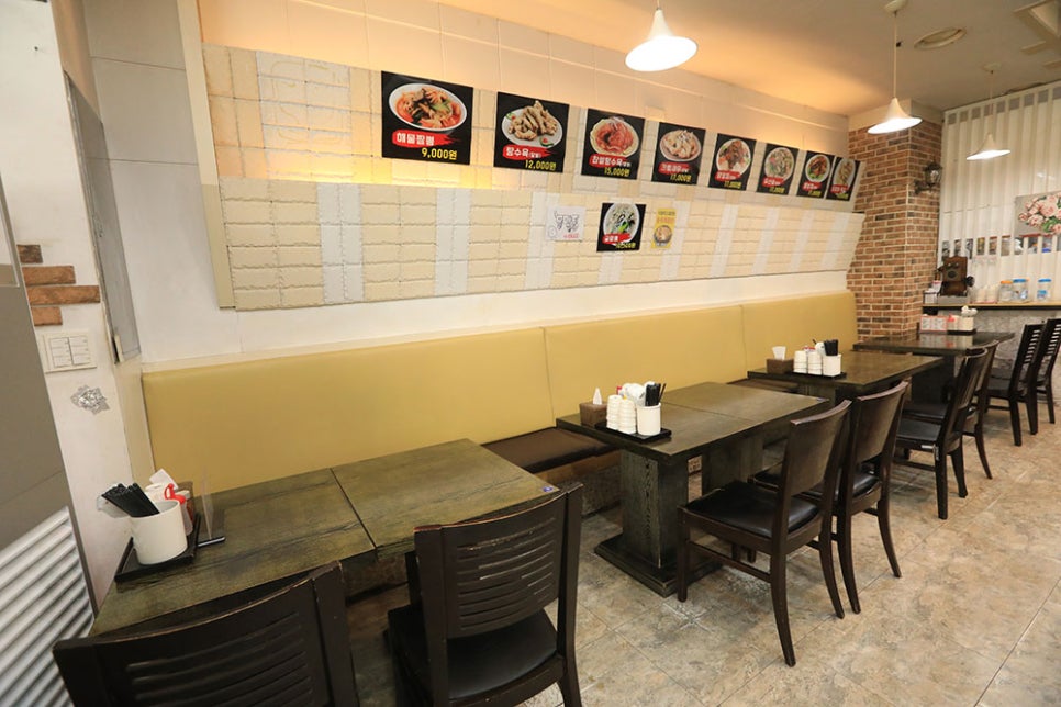 60명 넘게 수용이 가능해 언제든지 편하게 와서 드실 수 있지만, 휴무일 다음날이나 주말에는 종종 웨이팅이 있을 수도 있으니 참고해 주세요^^