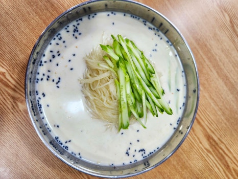 홍가네면집에서는 비빔국수, 비빔냉면, 콩국수도 인기가 많은데요. 특히 비빔 메뉴엔 과일, 채소 등 각종 재료로 만든 특제소스가 들어가 맛을 더 살리고 있어요. 콩국수도 냉면과 마찬가지로 사계절 동안 드실 수 있으니 올여름 콩국수 못 드신 분들은 드셔보세요^^