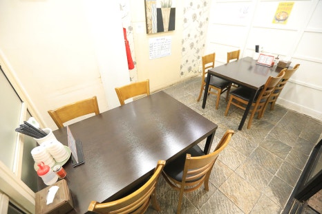 매장에는 메인 홀뿐만 아니라 프라이빗하게 드실 수 있는 룸도 마련돼 있습니다. 주말이나 저녁 시간 등 예약 후 이용하시는 분들이 많으니 방문 전 확인해 보시기 바랍니다.