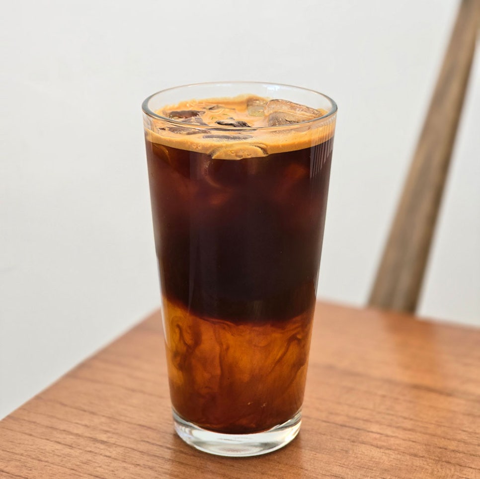 신선한 원두를 사용해 내려, 진하고 고소한 맛이 매력인 아메리카노를 착한 가격에 드실 수 있는 곳입니다.