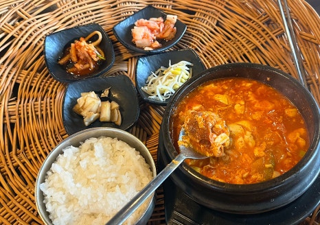 차돌박이가 들어간 순두부찌개는 고소한 차돌박이와 특제 찌개양념과 순두부를 듬뿍 넣어 만들었어요. 음식을 시키면 동그란 나무 쟁반에 나오는데 아기자기하고 귀엽습니다.