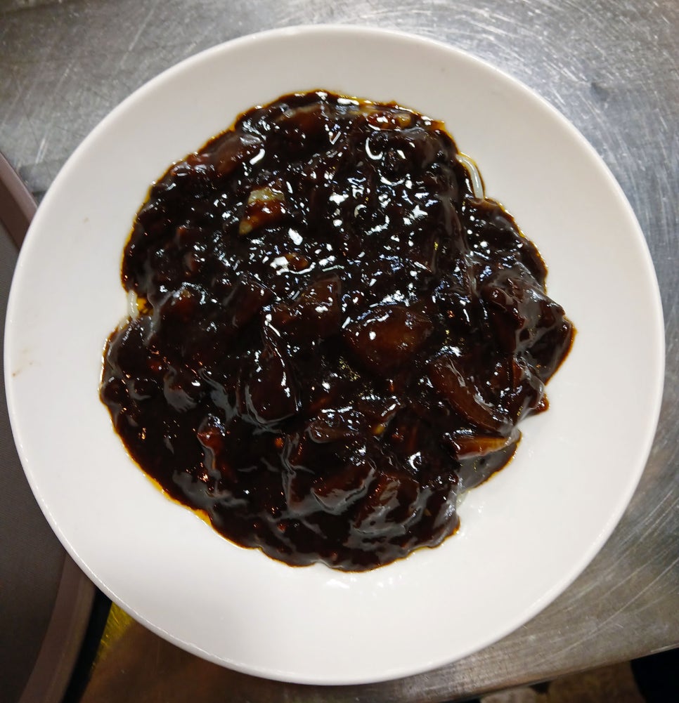 각종 채소와 돼지고기를 춘장과 함께 볶아 낸 짜장면입니다. 요즘 같은 고물가 시대에 맛 좋고 양 많은 짜장면을 6,500원에 드실 수 있어요.