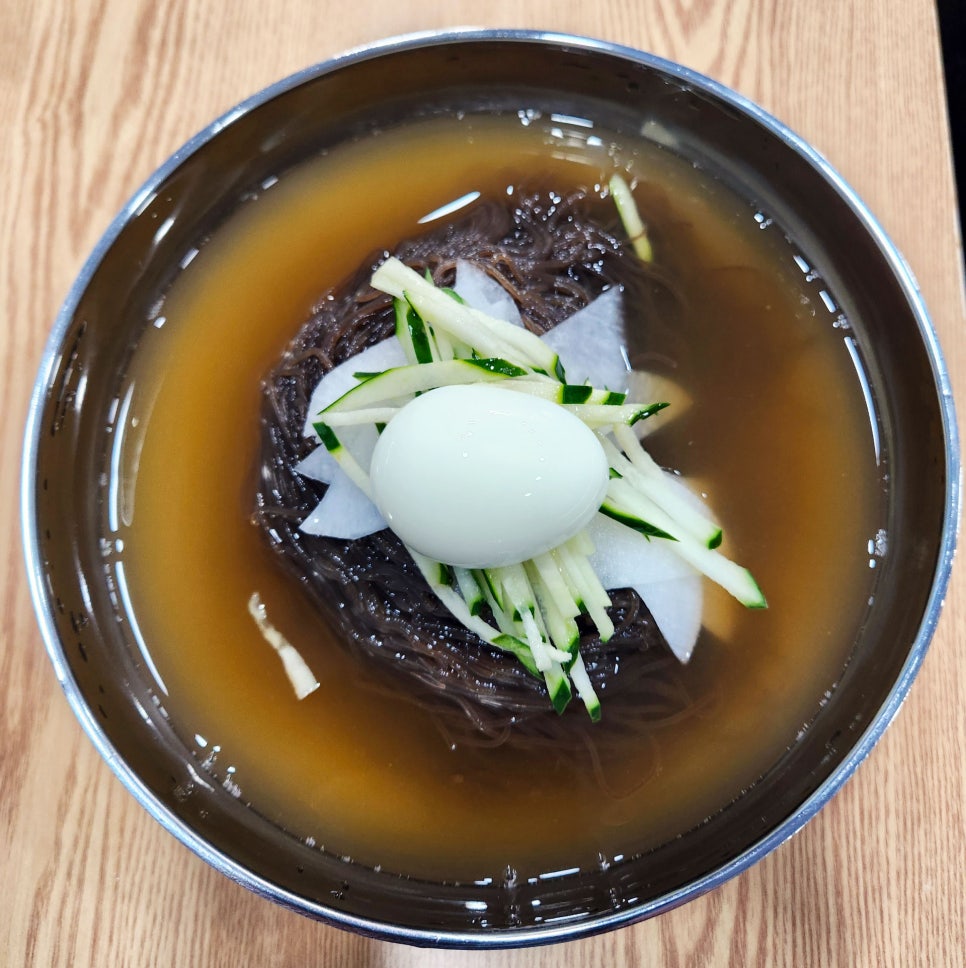 쫄깃한 면과 시원한 육수의 감칠맛이 조화를 이루는 냉면입니다. 칼국수뿐 아니라 냉면 면도 모두 직접 만든 반죽을 기계로 뽑아 제공하기에 탱글 한 면의 식감이 남다릅니다. 대부분 냉면은 여름에만 드실 수 있지만 홍가네면집에서는 사계절 모두 드실 수 있어요^^