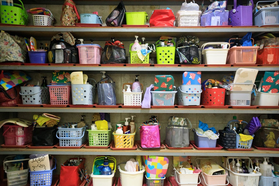 여탕 입구로 들어서는데 알록달록 목욕 바구니가 옹기종기 귀여운 모양새로 정렬돼 있었어요. 대략 50개가 넘어 보이는 목욕 바구니가 놓여 있는 걸 보면 얼마나 많은 분들이 우만목욕탕을 방문하는지 아실 것 같죠~? 