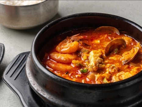 충남 당진에서 공수한 우렁이와 특제 쌈장으로 만든 우렁 쌈밥, 아삭한 양파와 양배추가 들어간 불향 가득 제육 쌈밥 등 을 판매하고 있어요. 신선한 채소 가득한 쌈밥과 찌개를 함께 드실 수 있는 세트 메뉴는 착한 가격에 한 끼 든든하게 드실 수 있어 인기 만점입니다.