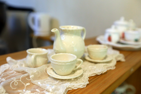 아기자기한 소품이 몇 가지 놓여있습니다. 테이크아웃 해서 드셔도 좋지만, 깔끔하고 차분한 분위기 속에서 커피 한 잔의 여유를 누리기 좋은 공간입니다. 