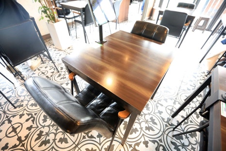 2인석과 4인석 테이블이 넓은 간격으로 배치돼 있습니다. 약 42인 정도 수용 가능한 곳이지만, 점심시간이나 저녁 시간에는 식사를 하러 오시는 분들이 많기 때문에 웨이팅이 있을 수 있으니 참고해 주시기 바랍니다.