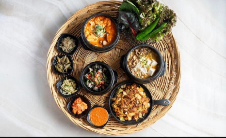 충남 당진에서 공수한 우렁이와 특제 쌈장으로 만든 우렁 쌈밥, 아삭한 양파와 양배추가 들어간 불향 가득 제육 쌈밥 등 을 판매하고 있어요. 신선한 채소 가득한 쌈밥과 찌개를 함께 드실 수 있는 세트 메뉴는 착한 가격에 한 끼 든든하게 드실 수 있어 인기 만점입니다.