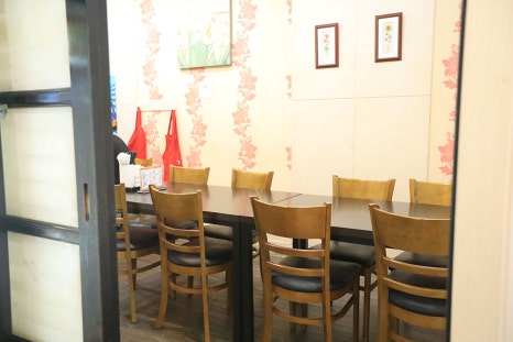 매장에는 메인 홀뿐만 아니라 프라이빗하게 드실 수 있는 룸도 마련돼 있습니다. 주말이나 저녁 시간 등 예약 후 이용하시는 분들이 많으니 방문 전 확인해 보시기 바랍니다.