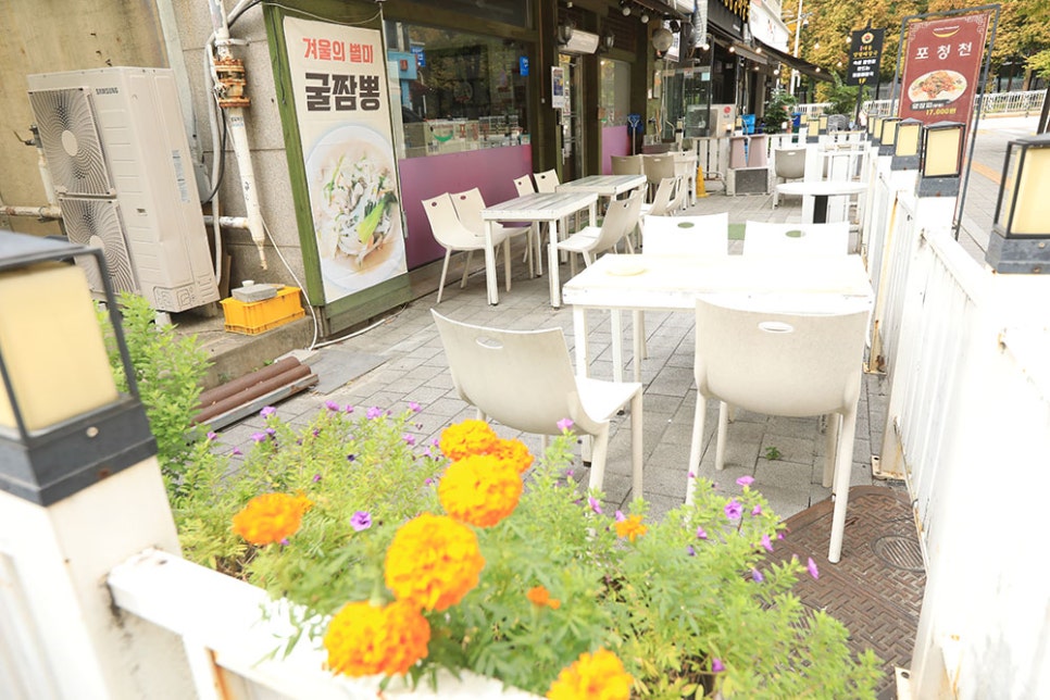 가게 앞에는 야외 테이블도 마련돼 있고요. 앞서 말씀드렸듯 배달은 하지 않고 있으며, 전화로 주문하시거나 방문하여 포장은 가능하니 참고해 주세요.