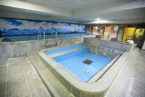 깨끗하고 따뜻한 탕에 들어가 앉아있으면 하루의 피로와 고민까지 함께 녹이는 느낌이 듭니다. 혼자 때 밀기 어려운 분들은 세신 서비스를 이용해 보세요~! 시원하게 묵은 때까지 밀어드려요 ^^