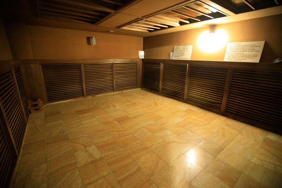 우만목욕탕은 오전 5시부터 오후 6시까지 운영하며, 매주 화요일은 정기 휴무입니다. 주차는 가게 뒤편 약 10대~12대가량 주차 가능하오니 참고해 주세요.