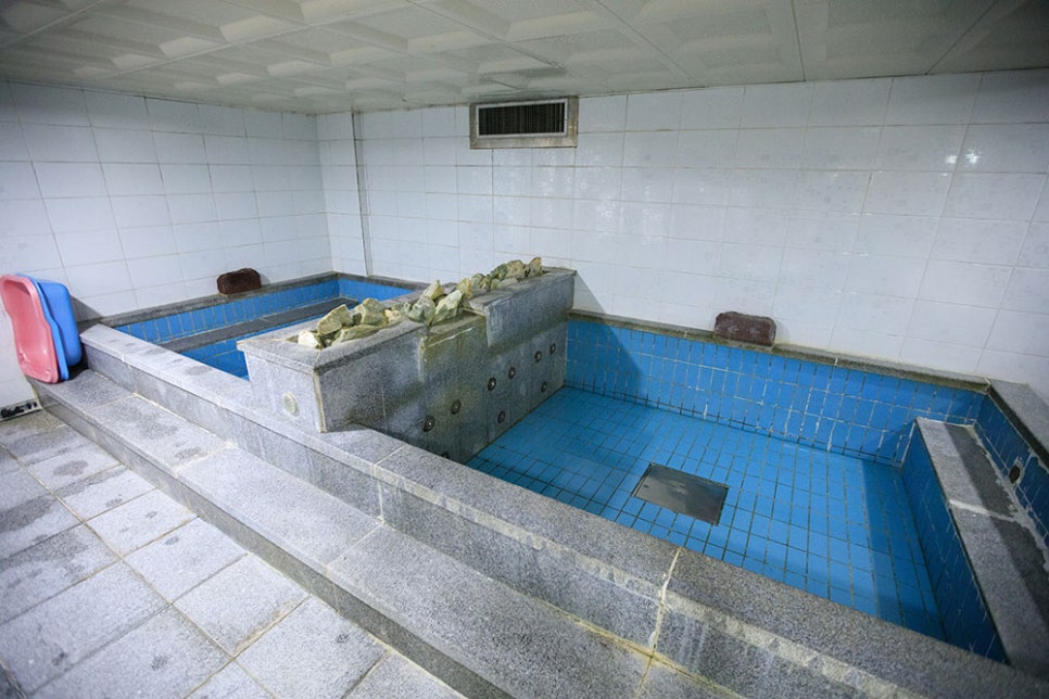 남탕과 여탕 청소는 매일 영업시간 이후 꼼꼼히 청소하고 있어요. 특별히 수질관리에 신경 쓰는 만큼 물이 좋다고 재방문하는 손님들이 많다고 합니다.