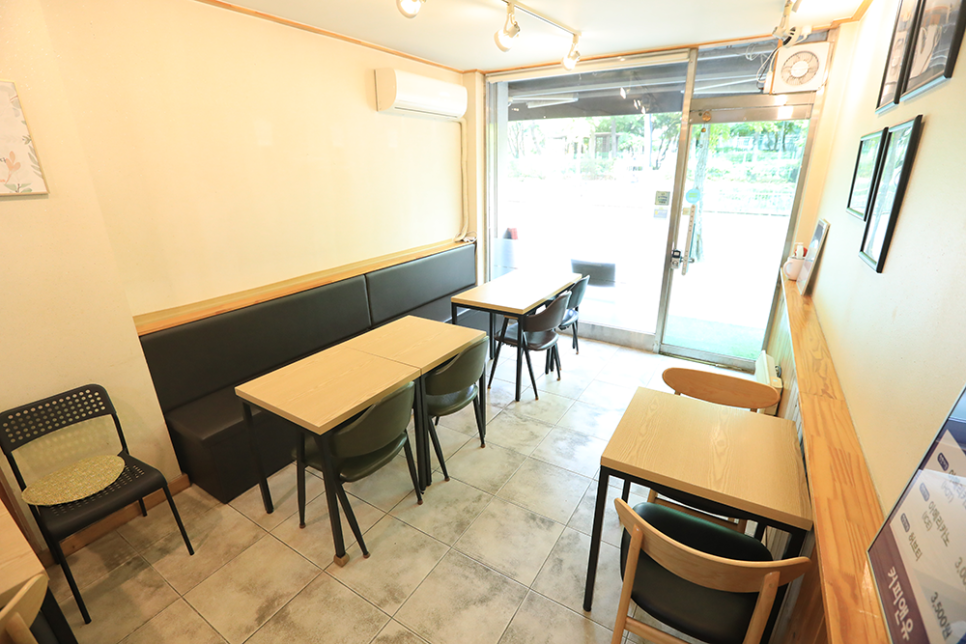 이곳은 약 12명 정도 수용할 수 있는 작고 아담한 카페입니다. 규모는 크지 않지만, 맛있는 커피 맛과 친절함 그리고 착한 가격으로 승부하는 커피 맛집이에요.