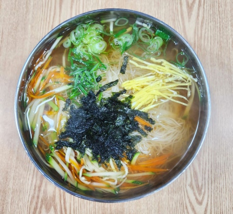 담백한 국물 맛이 매력인 잔치국수와 우동입니다. 멸치와 채소 등을 넣어 우려내 깔끔하면서도 깊은 맛이 특징이에요. 일반적인 소면이나 우동면을 사용하지 않고 직접 반죽해 만들다 보니 면이 금방 퍼지지 않고 탱탱하다고 해요.