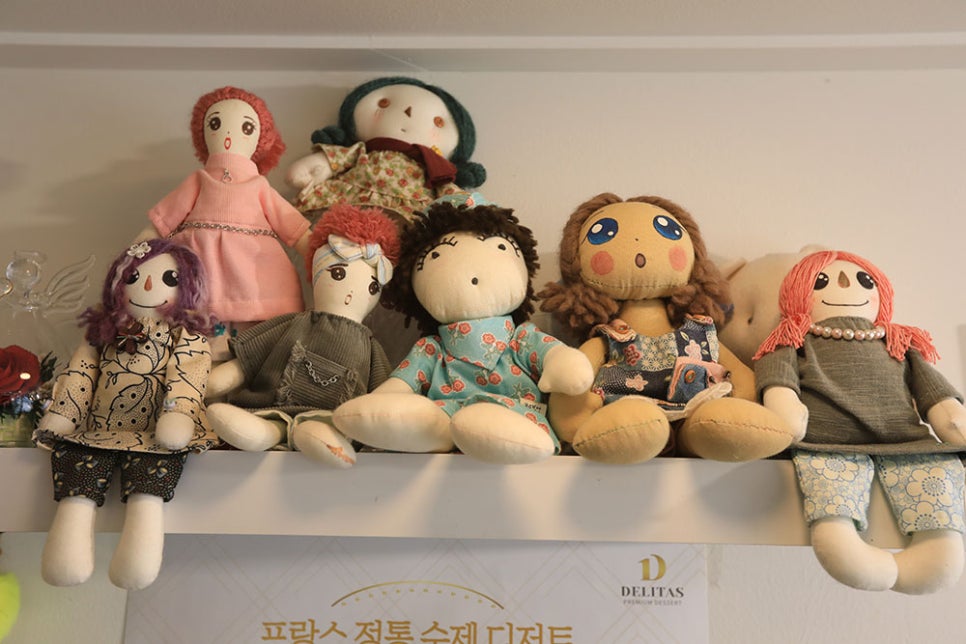 사장님은 카페를 운영하기 전에는 재봉 일을 20년 가까이하셨다고 해요. 그래서인지 이것저것 직접 만든 인형들이 놓여있습니다. 손재주가 좋은 사장님이 만드는 메뉴가 얼마나 맛있는지 아시겠죠~?