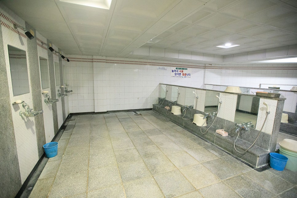 남탕은 온탕과 냉탕 등 탕이 있는 곳, 그리고 앉아서 씻는 공간과 서서 샤워하는 공간이 적절하게 분리돼 있습니다. 내부가 넓기에 방문하는 사람이 많아도 자리다툼 없이 편하게 씻을 수 있어요.