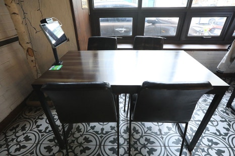 2인석과 4인석 테이블이 넓은 간격으로 배치돼 있습니다. 약 42인 정도 수용 가능한 곳이지만, 점심시간이나 저녁 시간에는 식사를 하러 오시는 분들이 많기 때문에 웨이팅이 있을 수 있으니 참고해 주시기 바랍니다.