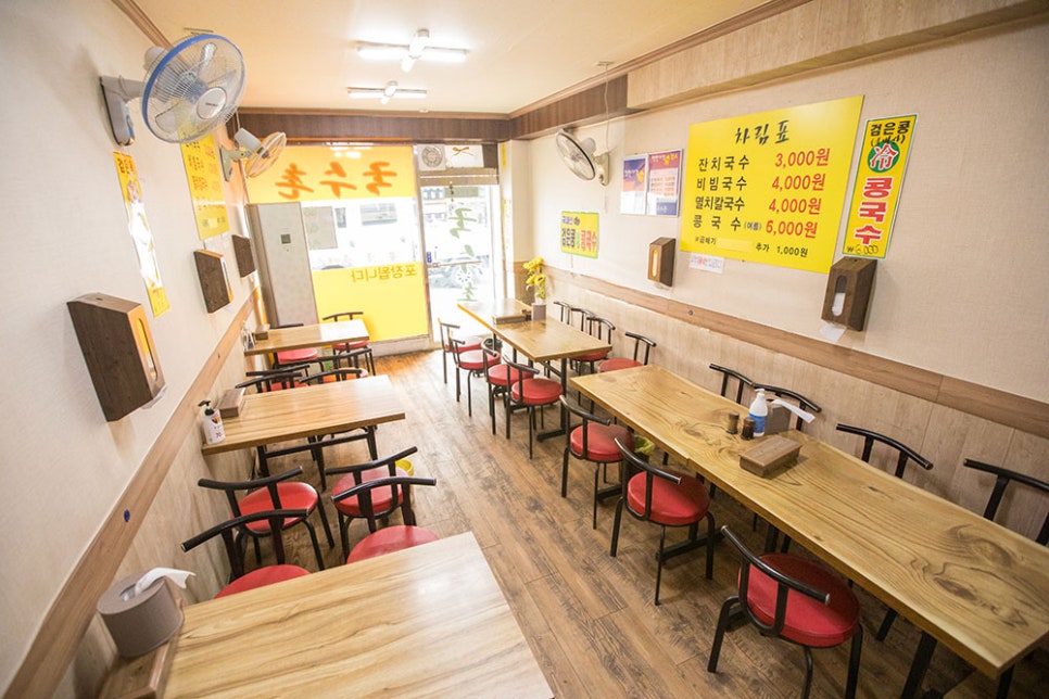 단정하고 깔끔한 내부와, 테이블마다 비치돼 있는 손 세정제를 보니 위생을 중요하게 생각하는 사장님의 깔끔함이 돋보입니다.