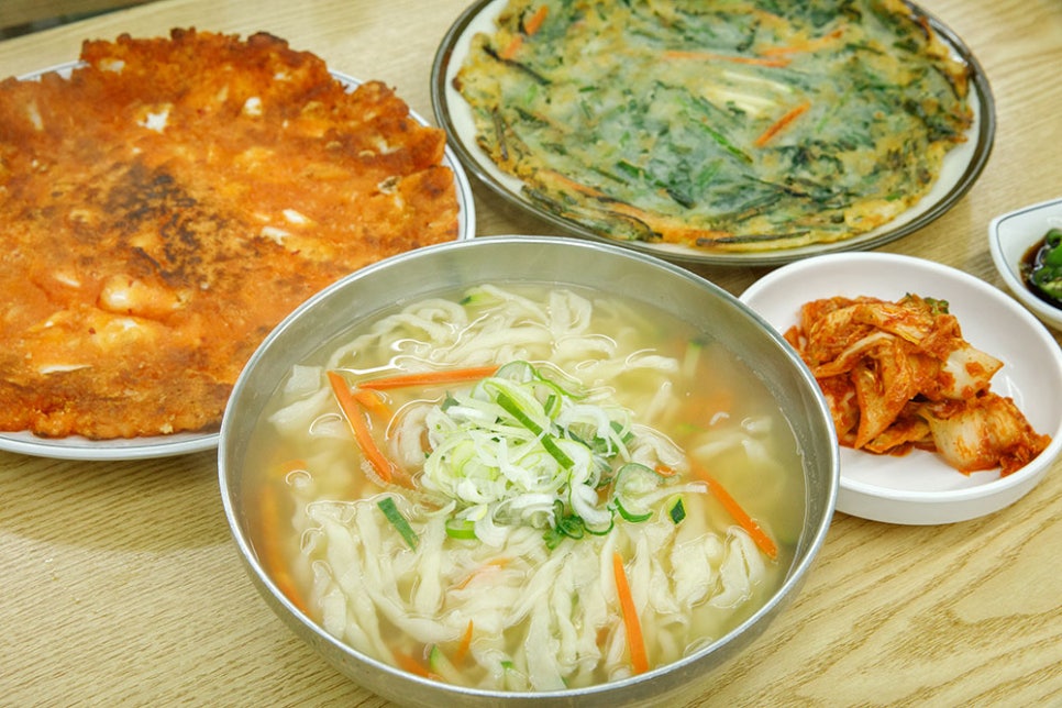 착한칼국수의 착한가격 품목은 칼국수와 김치 부침개, 부추 부침개입니다. 곱배기가 잘못 나온게 아닐까?하는 생각이 들 정도로 면이 가득한 칼국수는 6,000원에 판매 중이고요. 빠삭하게 구워낸 부침개들은 7,000원에 판매하고 있어요.