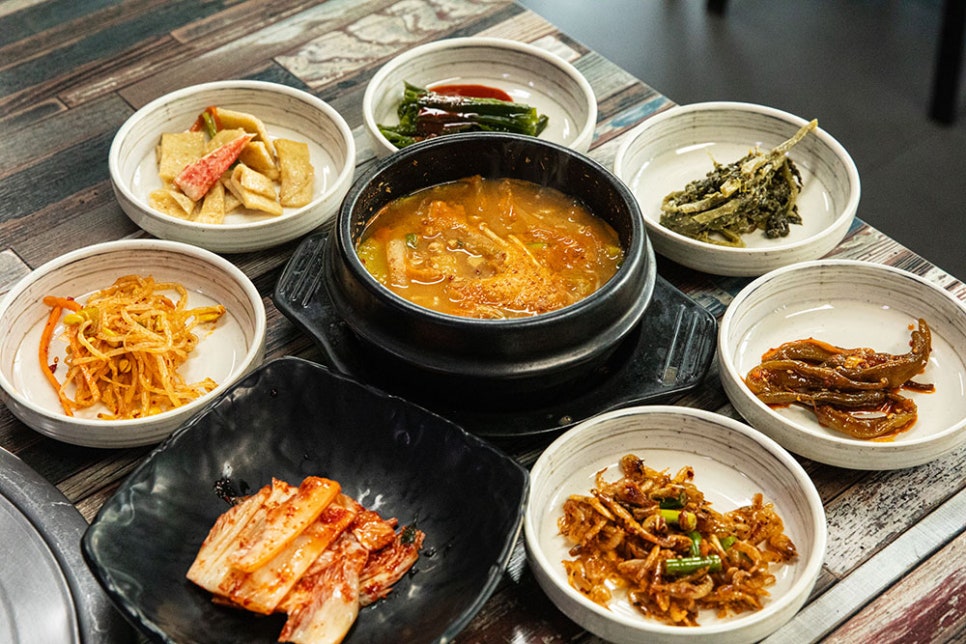 백반과 함께 나오는 반찬들입니다. 새벽부터 출근하여 직접 만드는 반찬들은 매일 바꿔서 제공하고 있고, 주문되는 메뉴는 당일 조리합니다.
