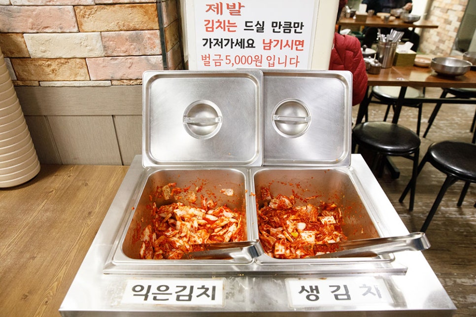 김치는 셀프입니다~^^ 김치는 모두 국산만 사용하고요. 익은 김치와 생김치로 구비해두었으니 취향에 맞게 퍼서 드시면 되겠습니다.