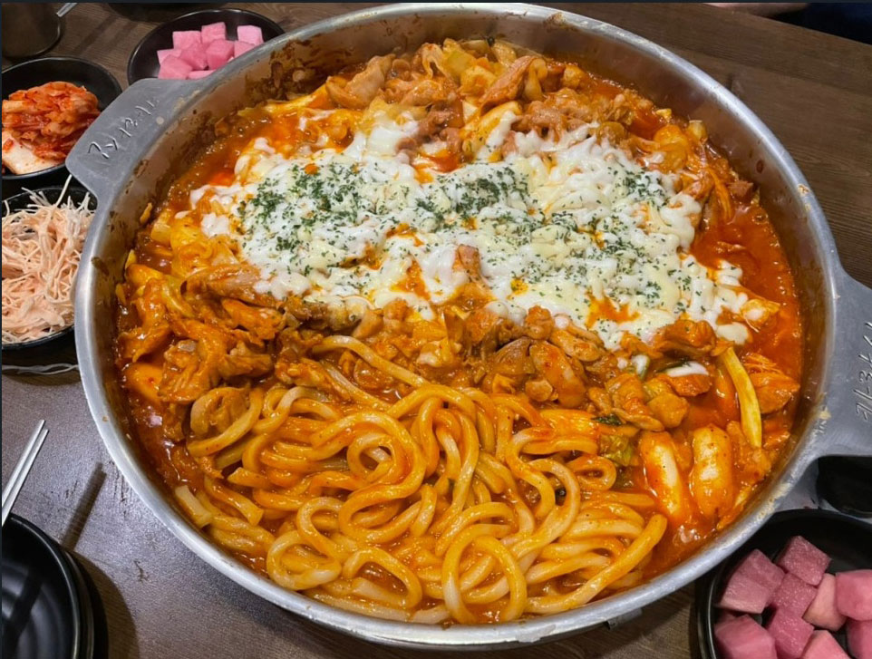 일미닭갈비파전집에서 판매하고 있는 기본 철판 닭갈비에서 치즈를 넣은 치즈 닭갈비입니다. 뼈나 껍데기 무게를 제외한 양념고기 350g을 드리고, 거기에 볶음밥까지 함께 먹을 수 있기 때문에 배고픈 학생들에게는 한 끼 배부르게 먹을 수 있는 곳이랍니다.