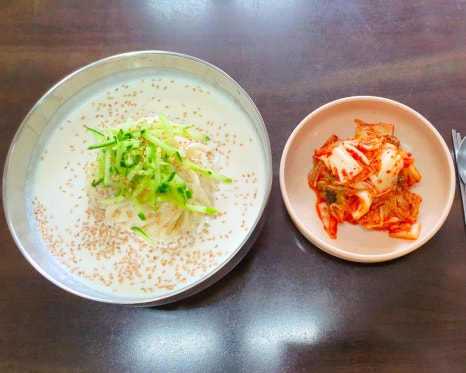 옛날손칼국수 집에서는 칼국수, 수제비, 콩국수가 착한가격 품목으로 제공됩니다. 칼국수는 5,000원에 수제비는 6,000원. 콩을 직접 갈아 만든 고소한 콩국수는 7,000원에 판매되고 있으며, 콩국수는 계절메뉴로 여름에 맛보실 수 있어요.