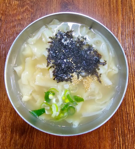 옛날손칼국수 집에서는 칼국수, 수제비, 콩국수가 착한가격 품목으로 제공됩니다. 칼국수는 5,000원에 수제비는 6,000원. 콩을 직접 갈아 만든 고소한 콩국수는 7,000원에 판매되고 있으며, 콩국수는 계절메뉴로 여름에 맛보실 수 있어요.