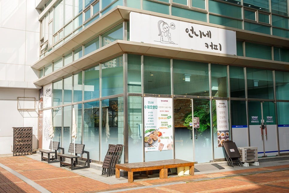 디지털엠파이어2 빌딩, 1층에 위치한 언니네커피는 손재주가 좋은 언니 같은 사장님이 계신 곳입니다 ^^