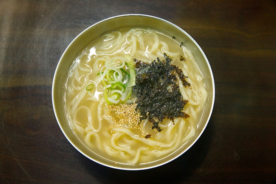 따끈한 손칼국수가 나왔습니다. Simple is Best! 기본이 가장 맛있는 거 다들 아시죠? 기본이 맛있으면 그만큼 다른 메뉴도 맛있다는 점~ 사장님이 직접 다 준비하시기 때문에 한결같은 맛을 자랑합니다.