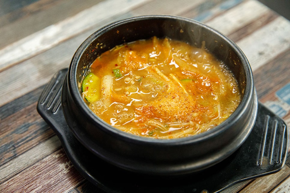 얼큰하게 끓여내 맛있는 김치찌개 vs 구수하고 깊은 맛이 매력인 된장찌개 둘 중 여러분의 선택은 무엇인가요? 장터밥상에선 두 메뉴 모두 인기라고 하니 한 번씩 드셔보시면 좋을 거 같아요^^
