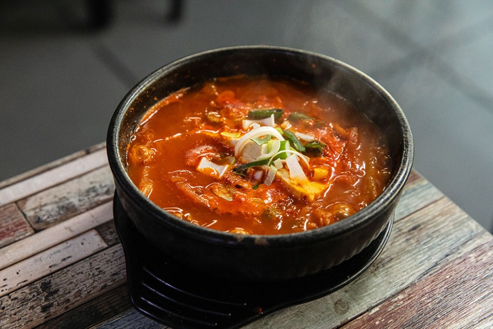 얼큰하게 끓여내 맛있는 김치찌개 vs 구수하고 깊은 맛이 매력인 된장찌개 둘 중 여러분의 선택은 무엇인가요? 장터밥상에선 두 메뉴 모두 인기라고 하니 한 번씩 드셔보시면 좋을 거 같아요^^