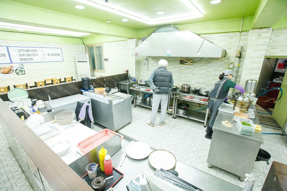 아직 오픈 준비중이라 바쁜 모습입니다. 사장님은 매일 아침 3시간씩 칼국수 주 재료인 면 반죽을 직접 하신다고 하고요. 직원분들은 부침개에 필요한 야채 등 다양한 식재료를 신선하게 손질하고 손님을 맞이할 준비 하느라 여념이 없는 모습이었습니다.
