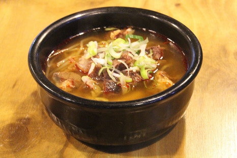 선지국밥과 소고기국밥입니다. 가격이 저렴하지만 선지나 소고기, 콩나물 등 내용물은 실하게 들어있어 한 그릇 드시면 든든한 하루를 보낼 수 있습니다. 깍두기, 배추김치, 장아찌 등 반찬들도 직접 필요한 만큼 담그신다고 해요.  ​