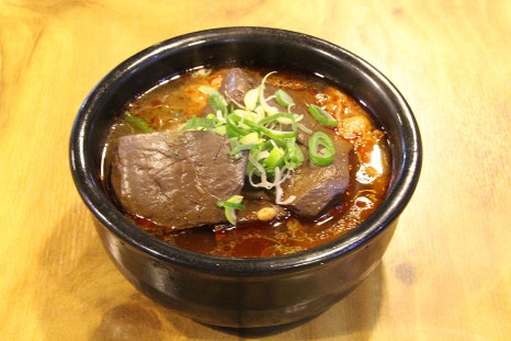 선지국밥과 소고기국밥입니다. 가격이 저렴하지만 선지나 소고기, 콩나물 등 내용물은 실하게 들어있어 한 그릇 드시면 든든한 하루를 보낼 수 있습니다. 깍두기, 배추김치, 장아찌 등 반찬들도 직접 필요한 만큼 담그신다고 해요.  ​