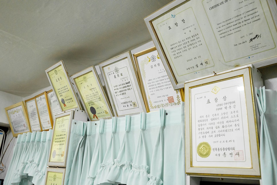 미용실 내부 벽에 가득 걸린 상장과 표창들.. 섬세한 가위질 기술을 가진 사장님은 이용 기능경기 대회 등 다양한 대회에서 상을 받아 기술력을 인정받기도 하셨어요. 또, 두피 염색 기술도 보유하고 계시대요.