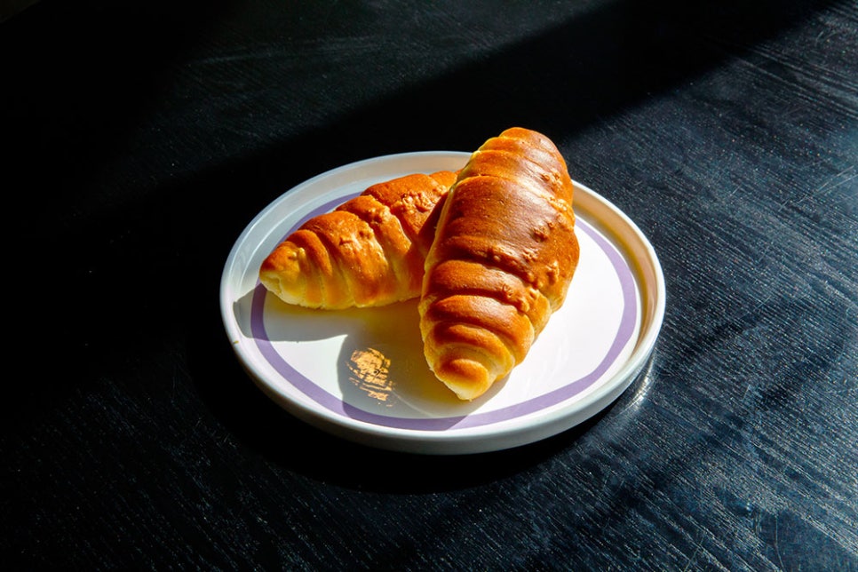 커피, 음료 메뉴뿐만 아니라 버터 풍미가 좋은 소금빵부터 샌드위치, 미니피자 등 다양한 디저트, 브런치 메뉴도 직접 만들어 판매하고 있어요. 